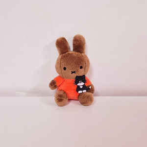 검은 고양이를 든 태닝 미피 인형 가방고리 키링 볼체인
