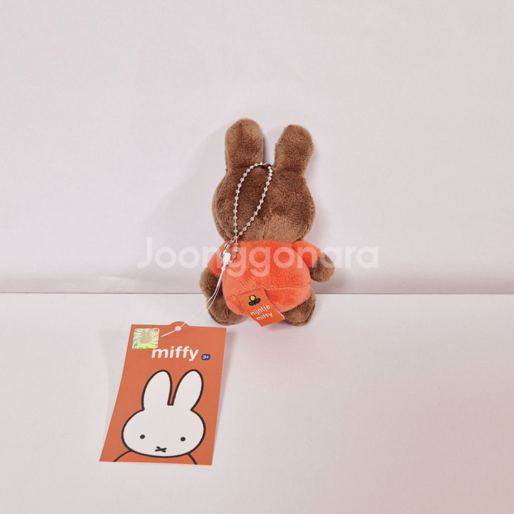 검은 고양이를 든 태닝 미피 인형 가방고리 키링 볼체인--1