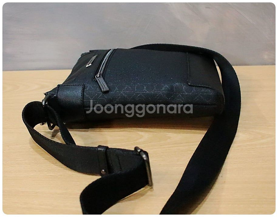 캘빈클라인 로고 패턴 PVC 가죽 메신저백--4