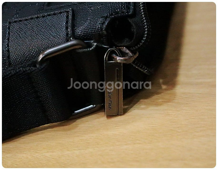 캘빈클라인 로고 패턴 PVC 가죽 메신저백--9