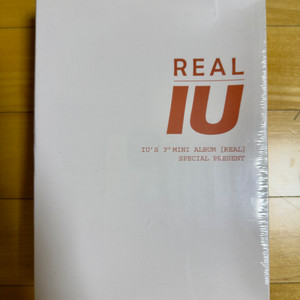 아이유 3집 미니앨범 Real 한정판 팝니다.