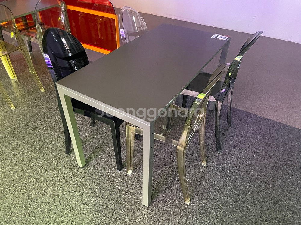 그레이 철제 4인 테이블--1