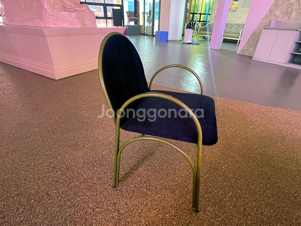 네이비 벨벳 의자--1