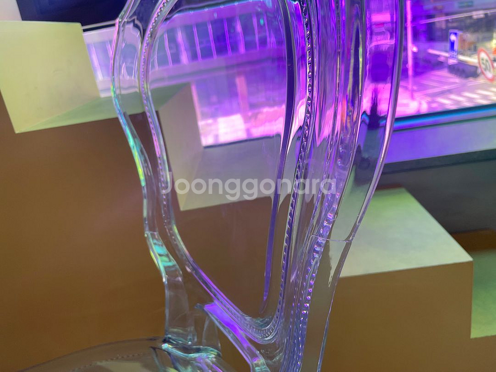 투명 아크릴 의자--1