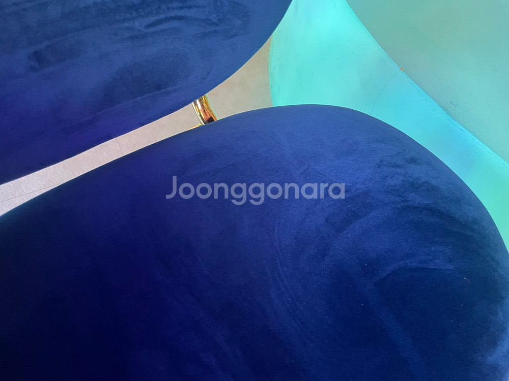 블루 벨벳 의자--1