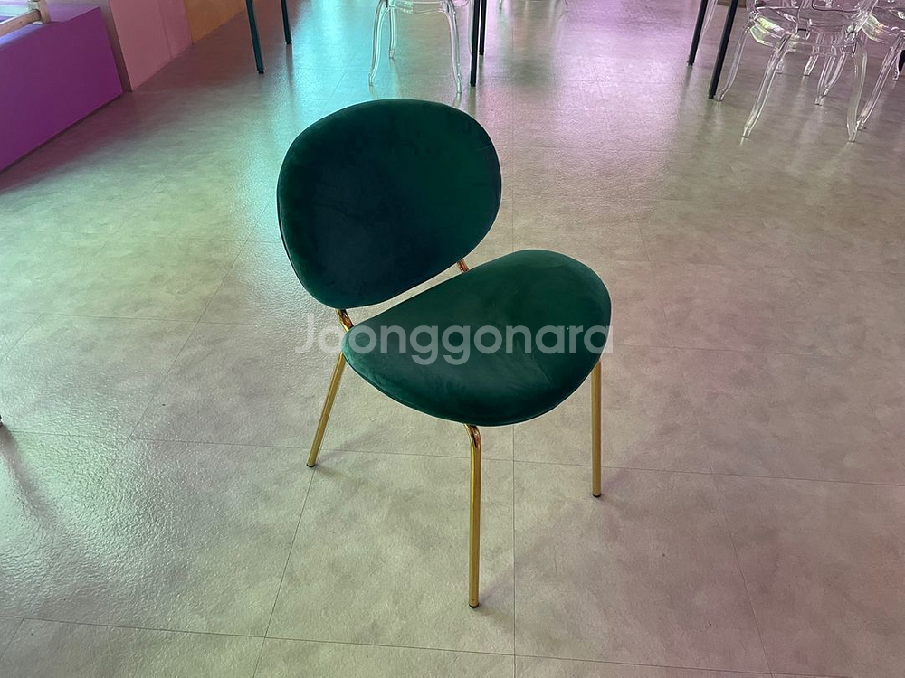 그린 벨벳 의자--1