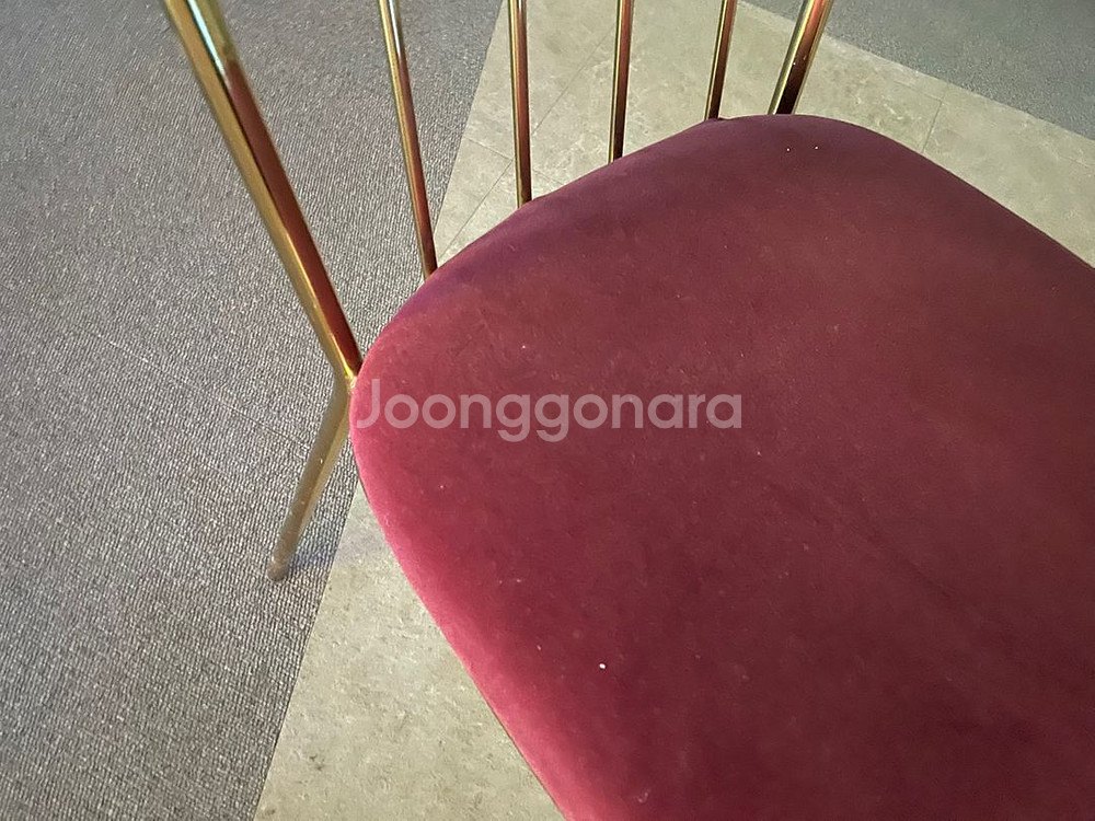 와인 벨벳 의자--1