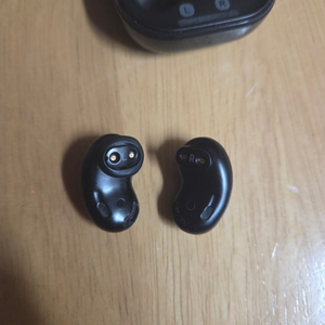 갤럭시 버즈라이브 블랙 팝니다.
