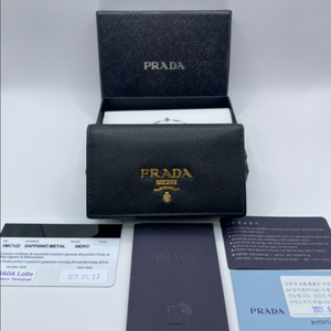 프라다 메탈 로고 플랩 카드홀더 지갑 (백화점정품)