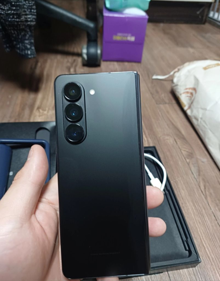 갤럭시 Z폴드5 256 자급제 블랙 풀박스 팝니다--1