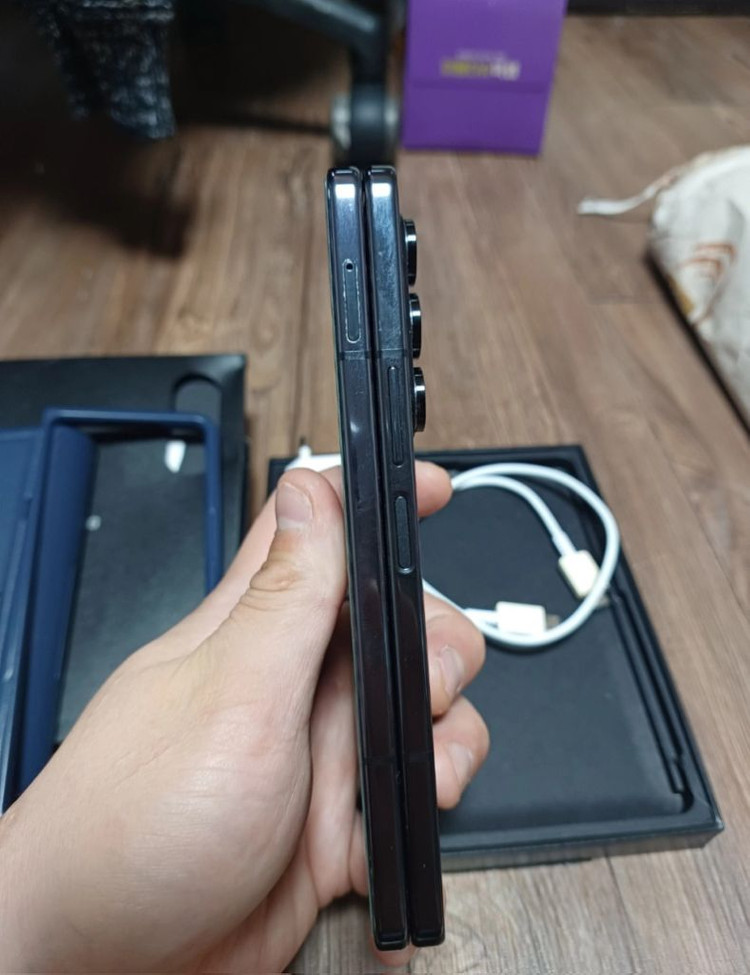 갤럭시 Z폴드5 256 자급제 블랙 풀박스 팝니다--2