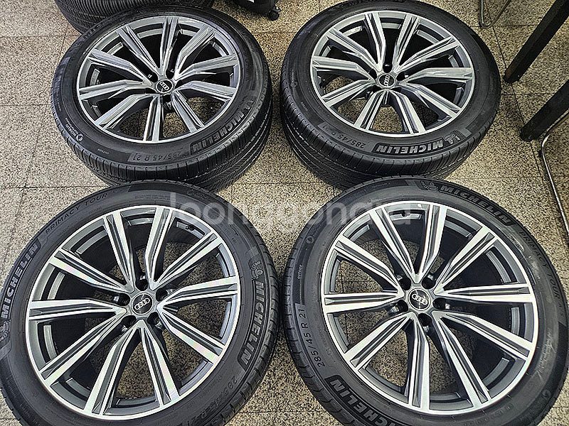 아우디 Q8 55TDI 정품 21인치 휠타이어 셋트--0