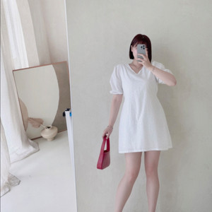식스앤드 마리 플라워 펀칭 브이넥 미니원피스 기본기장