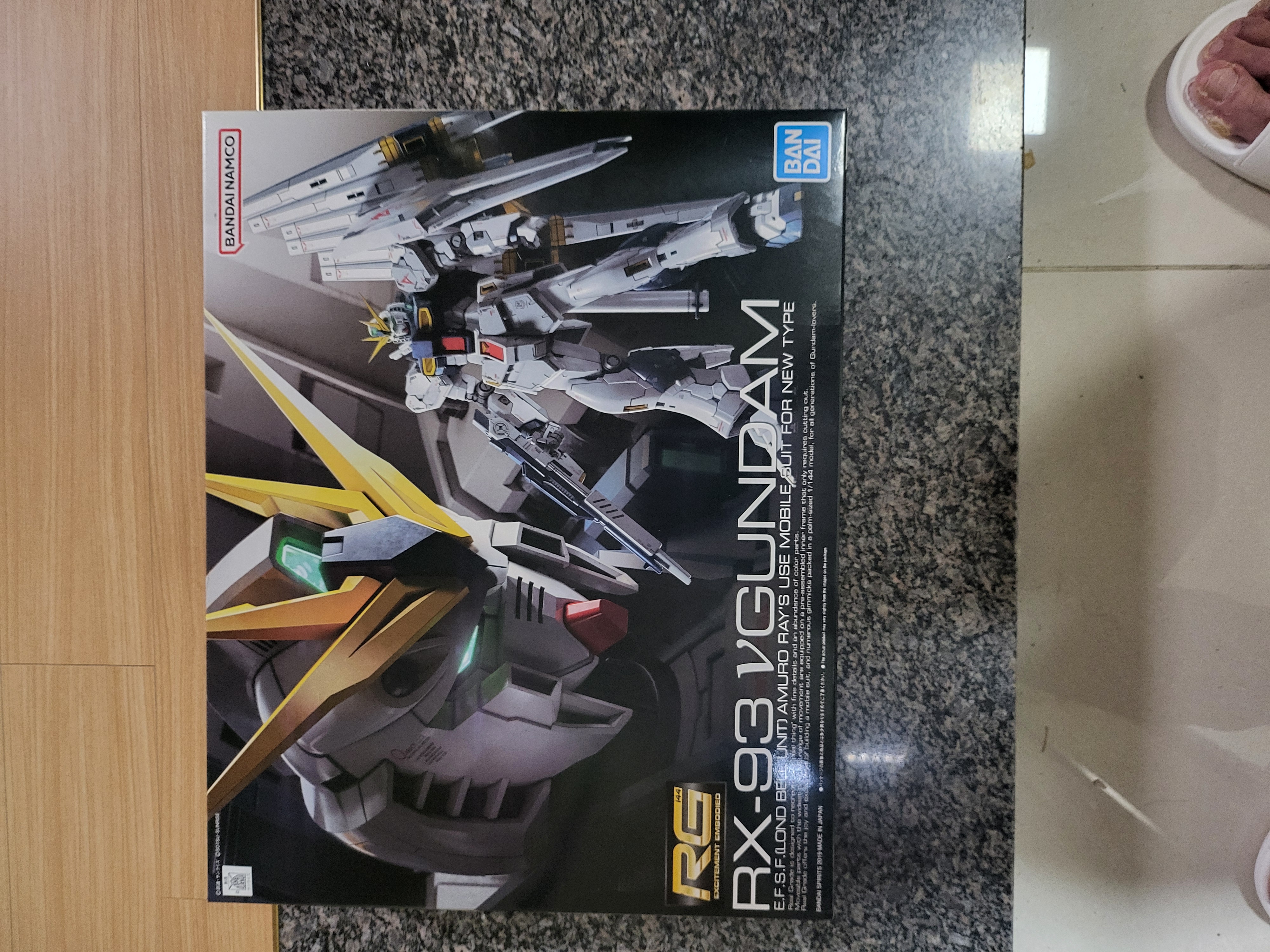 반다이 RG RX-93 뉴건담