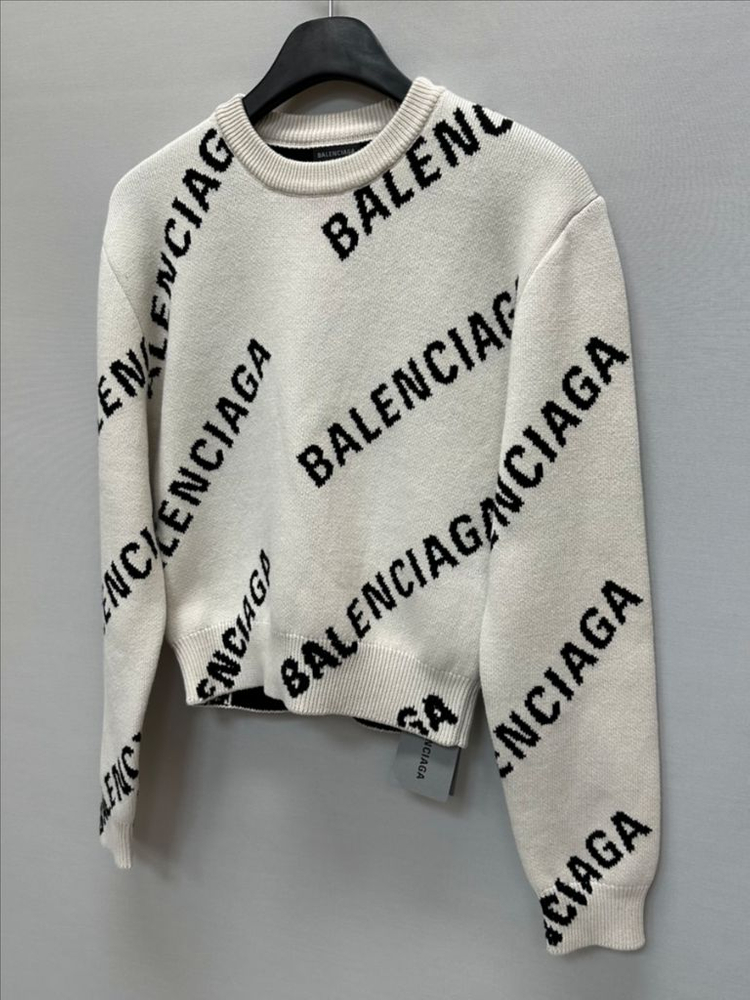 발렌시아가 올오버 자카드 로고 코튼울 크롭 니트--2