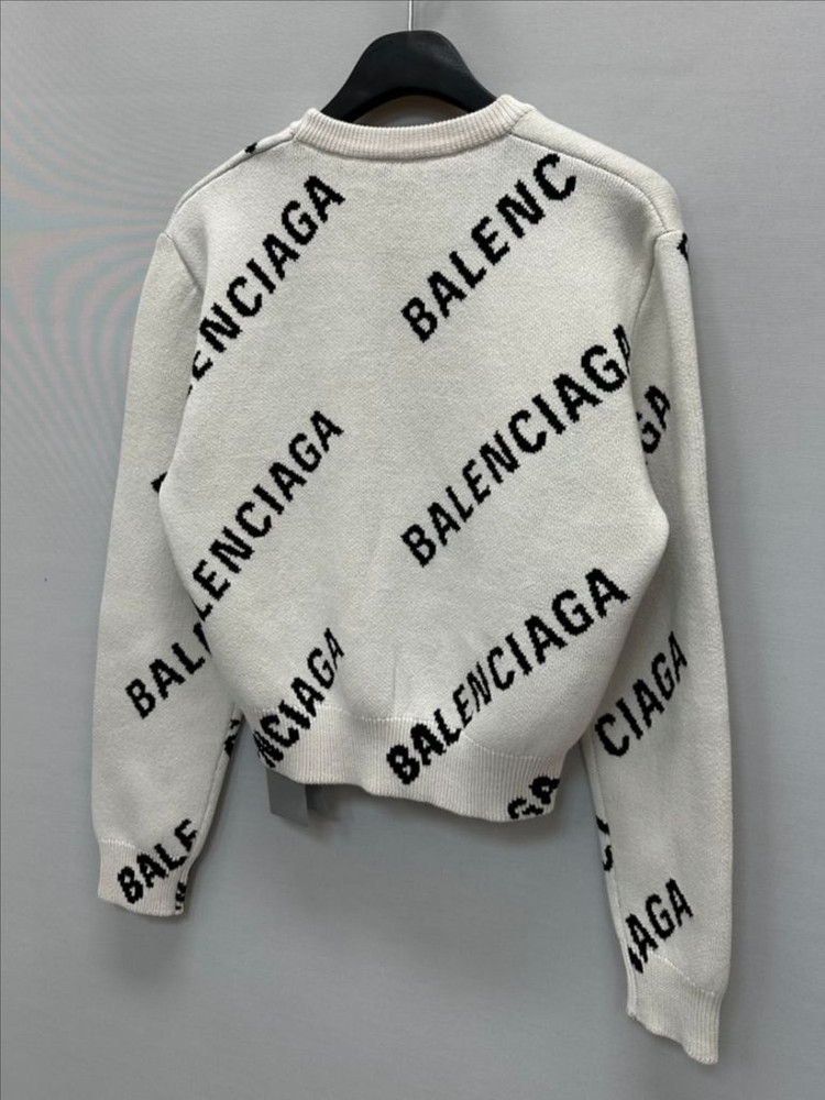 발렌시아가 올오버 자카드 로고 코튼울 크롭 니트--4