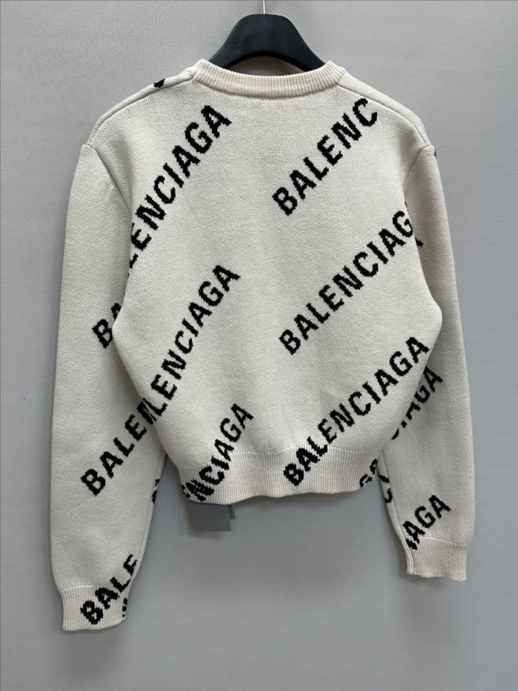 발렌시아가 올오버 자카드 로고 코튼울 크롭 니트--5