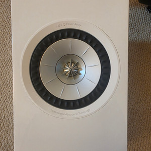 kef r8 meta