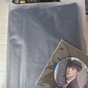 방탄 진 해피 팝업 머플러, 뱃지