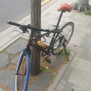 하이브리드 자전거 5만원에 팝니다자전거 뒷바퀴에 바람이