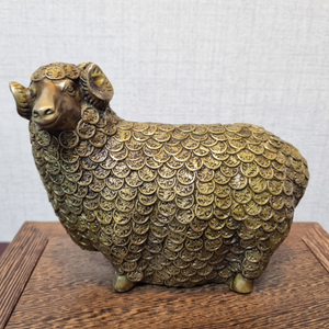(동브론즈) 돈으로 뒤덮인 웃는 양 - 길이15cm