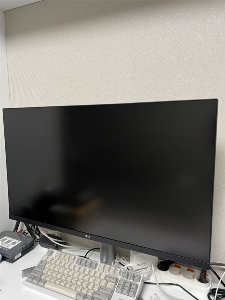 34インチ4Kモニター VAパネル LG 32UN550-W ジャンク品 LG 32UN550-W