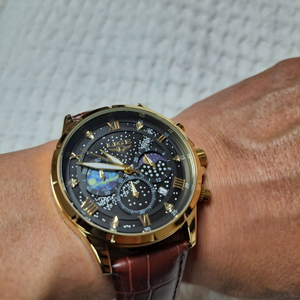 가죽밴드 쿼츠 손목시계.지름42mm