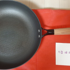 바오먼트 무쇠 주물 프라이팬 28cm 팝니다.