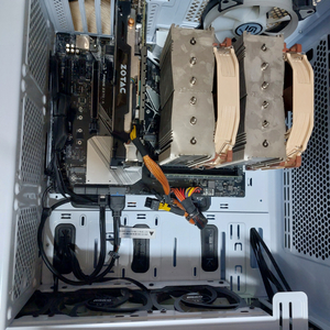 컴퓨터 데스크탑 PC 본체 팝니다.