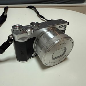 니콘 1 J5 미러리스 카메라