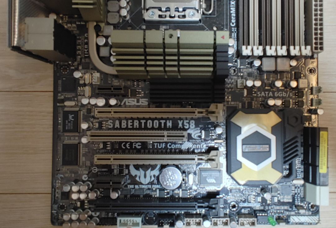 ASUS 세이버투스 X58 메인보드 이미지