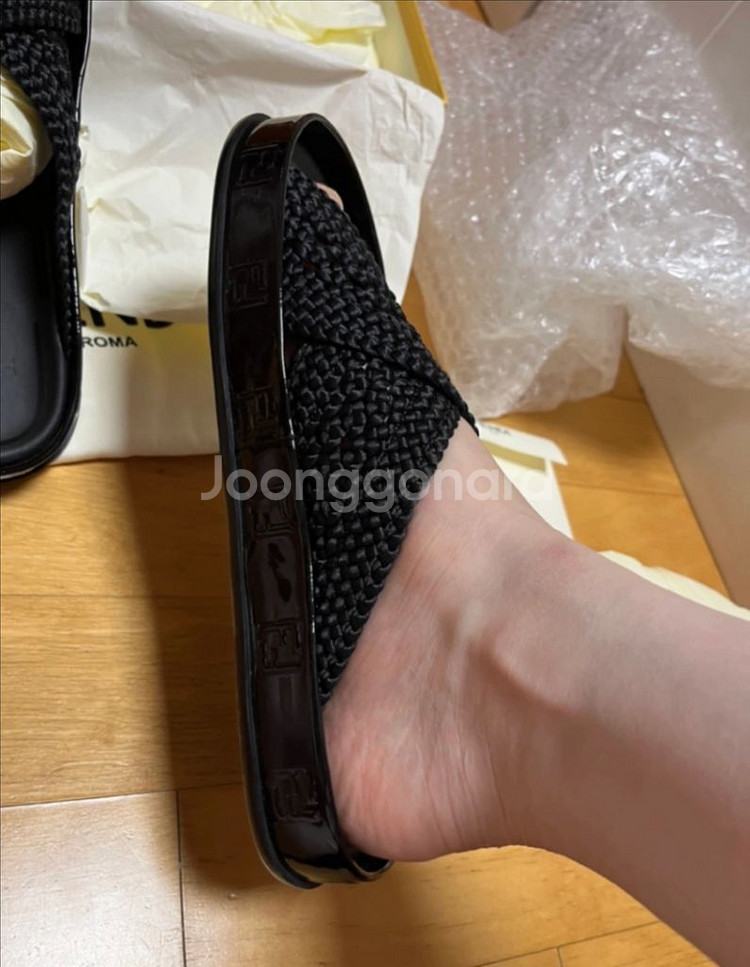 (완전 새제품)펜디 여성 FF 로고 크로스 우븐 스트랩--4
