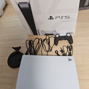 PS5 디스크 + 타이틀 2개 및 기타 등등 판매