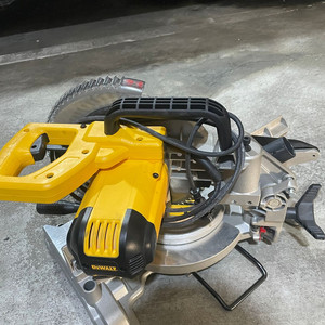 디월트 각도절단기 dw714 판매합니다