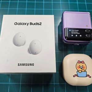 갤럭시 버즈2 화이트(풀구성품) + 케이스 2개 팝니다