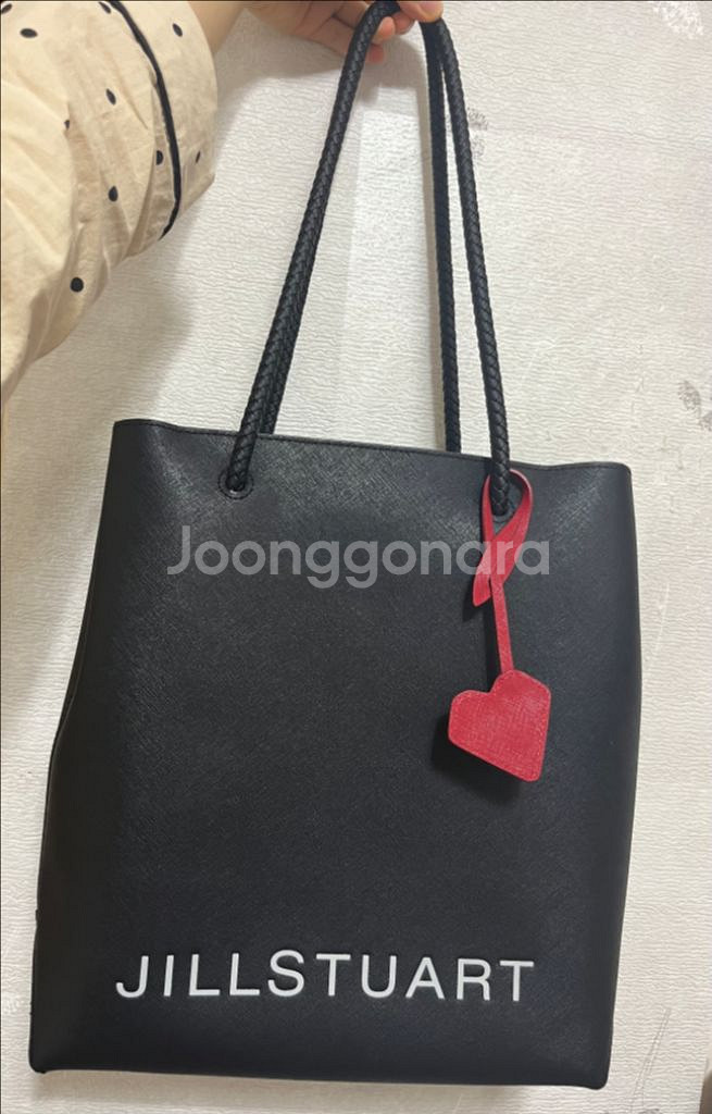 질스튜어트 소가죽 토트백 하트참 장식--0