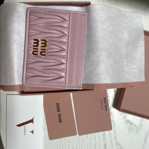 미우미우 마테라쎄 핑크 카드지갑 (거의 새것)