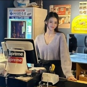 한소희 알바룩 소라 브이넥 루즈핏 간절기니트 여리핏 완