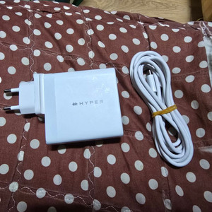하이퍼주스 240w 멀티포트 어댑터 판매합니다.