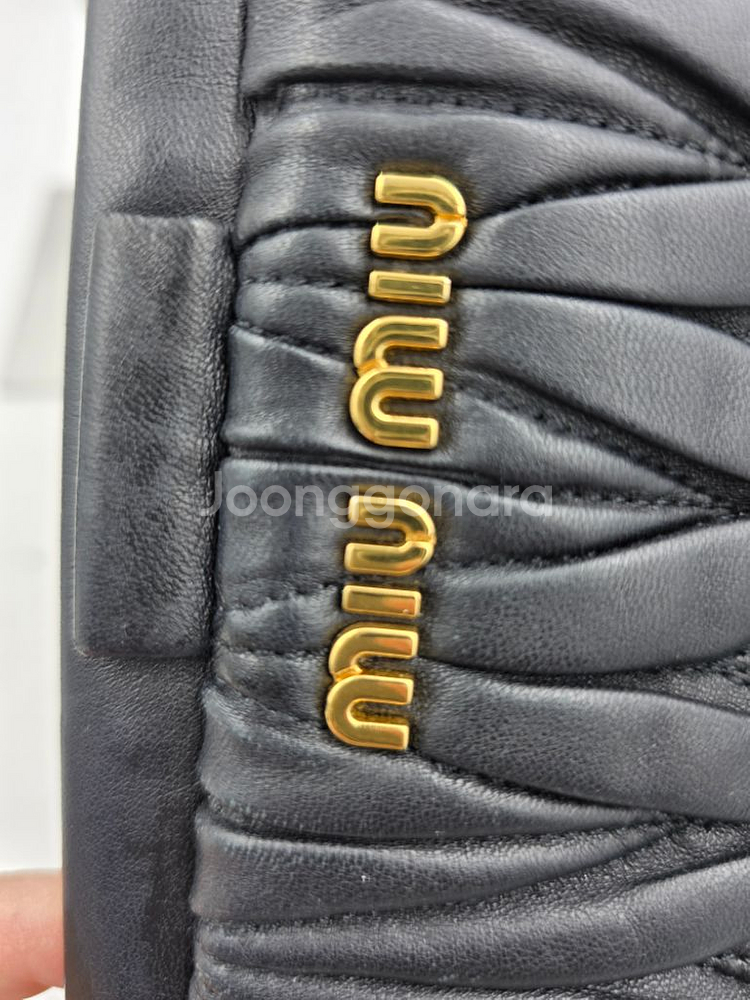 [정품] MIU MIU 마테라쎄 클러치백 블랙--0