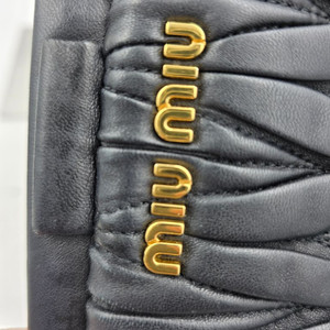 [정품] MIU MIU 마테라쎄 클러치백 블랙