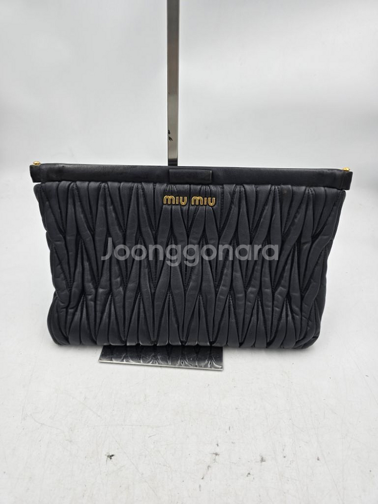 [정품] MIU MIU 마테라쎄 클러치백 블랙--1