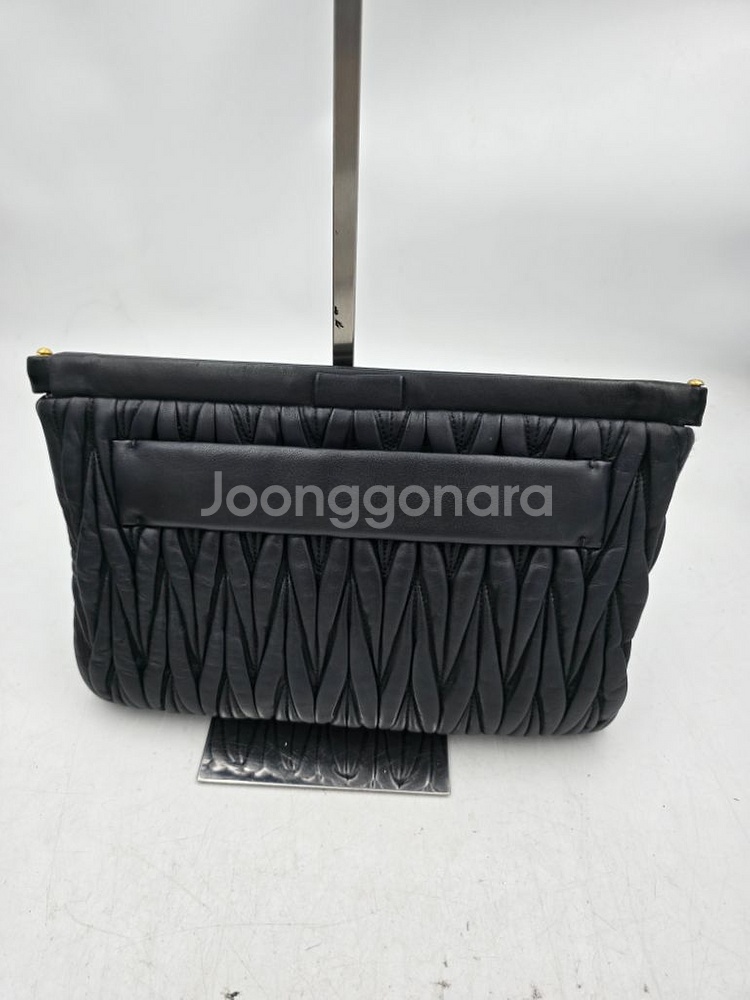 [정품] MIU MIU 마테라쎄 클러치백 블랙--2