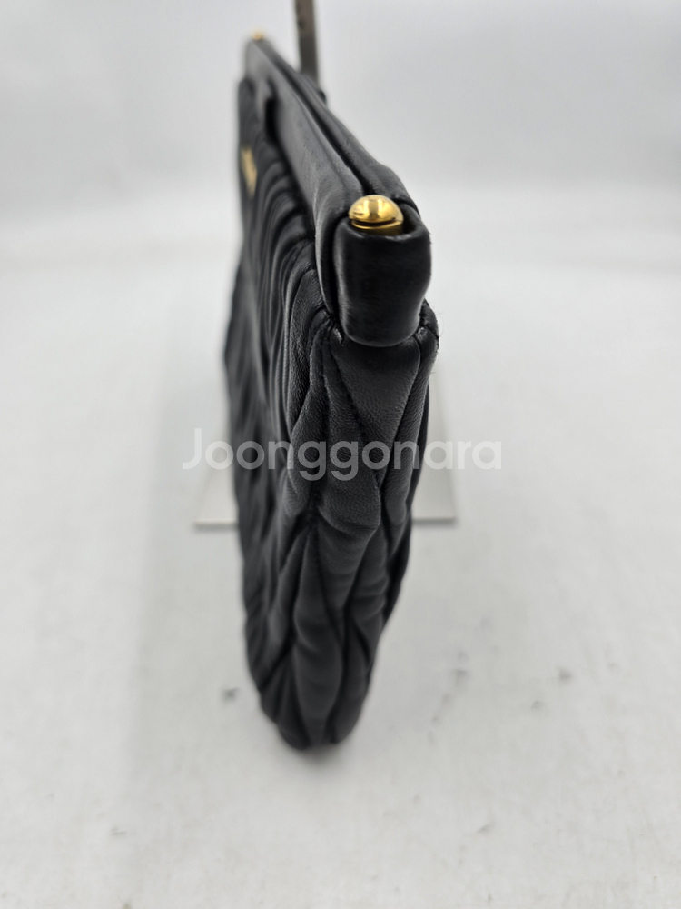 [정품] MIU MIU 마테라쎄 클러치백 블랙--5