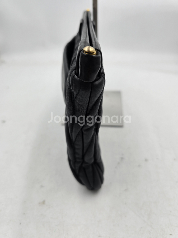 [정품] MIU MIU 마테라쎄 클러치백 블랙--4