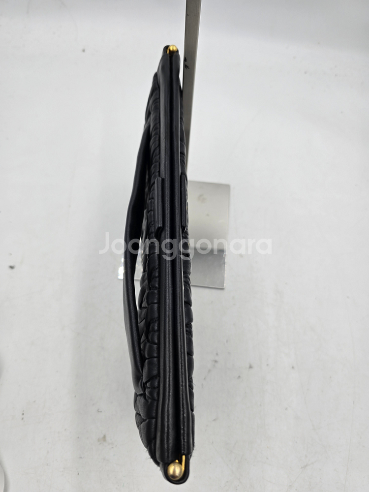 [정품] MIU MIU 마테라쎄 클러치백 블랙--3