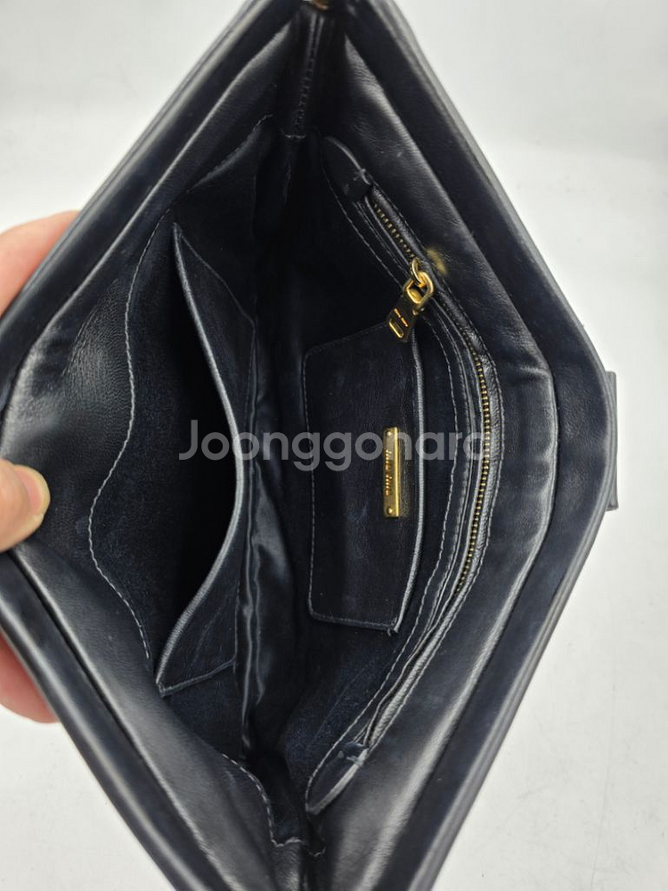 [정품] MIU MIU 마테라쎄 클러치백 블랙--7