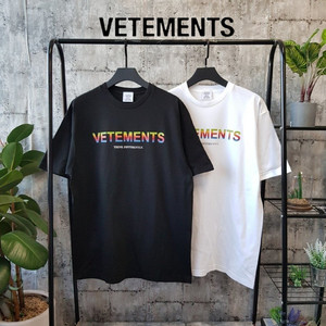 VETEMENTS 무드의 레인보우 로고 반팔티셔츠
