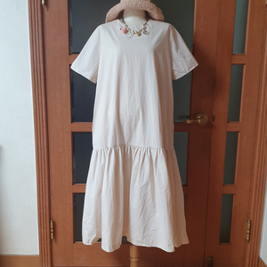(새제품)스킨핑크 밑단프릴 박시 롱원피스