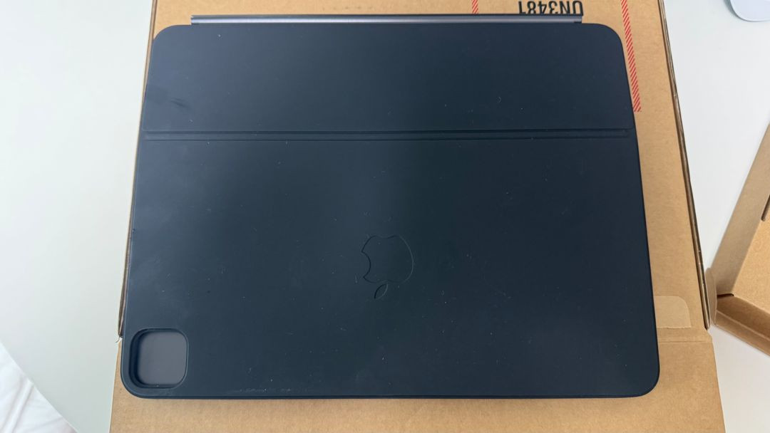 애플 아이패드 프로 13인치 m4 매직키보드 팝니다--2